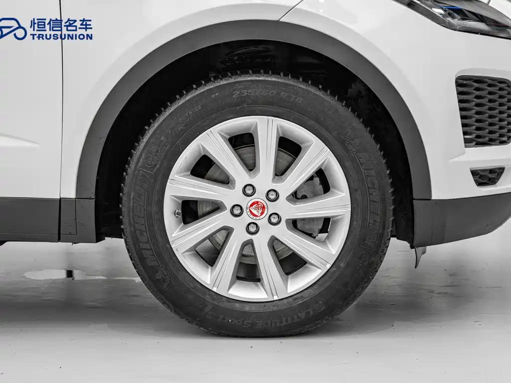 Jaguar E-PACE 2019 — фото 11