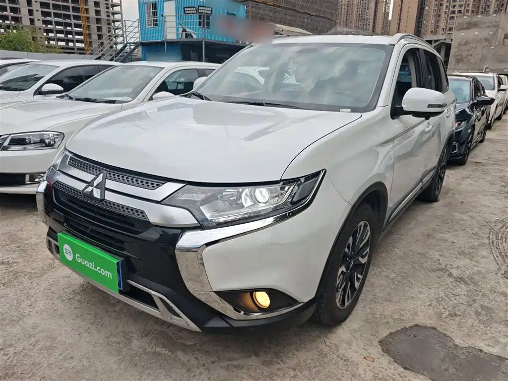 Mitsubishi Outlander 2020 — фото 2