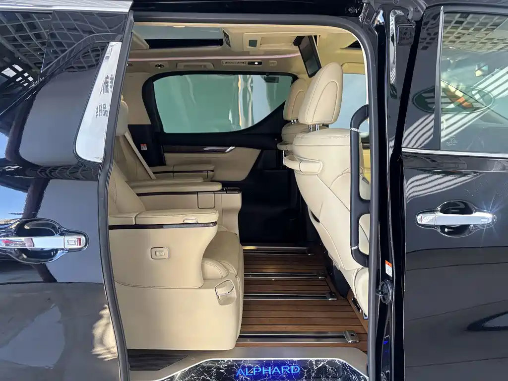 Toyota Alphard 2023 — фото 20