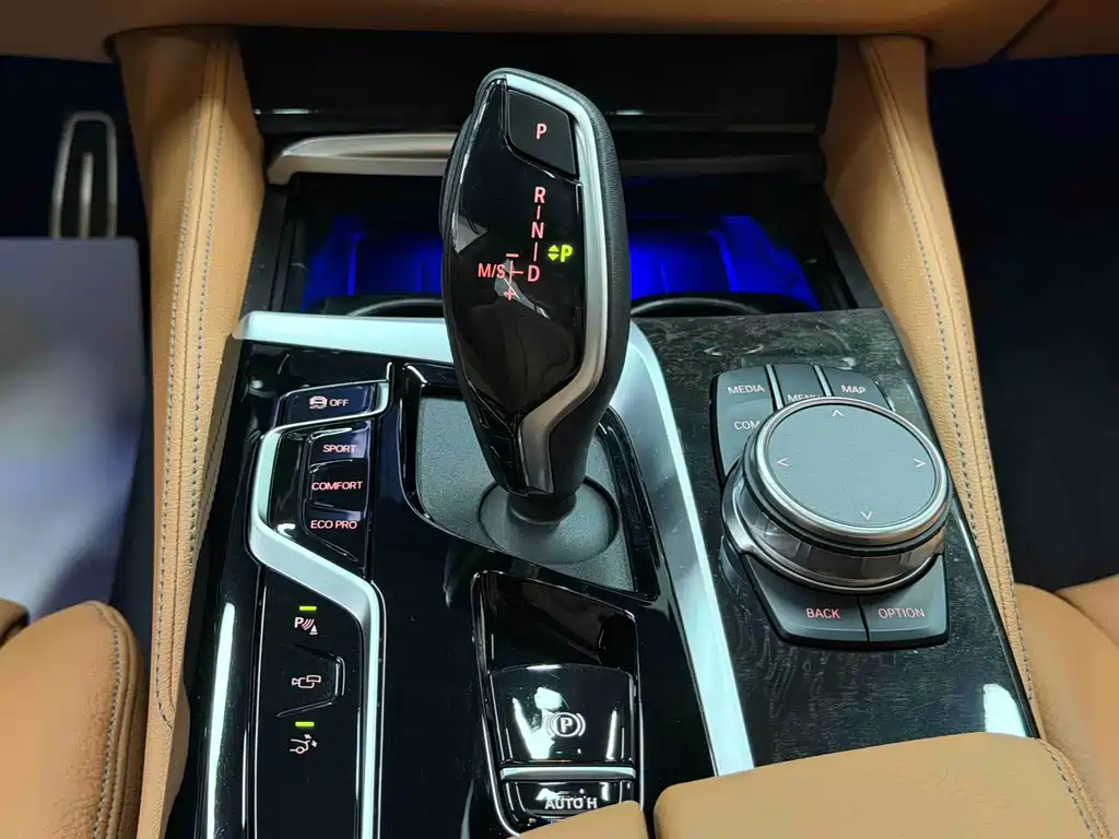BMW 6 Series GT 2023 — фото 13