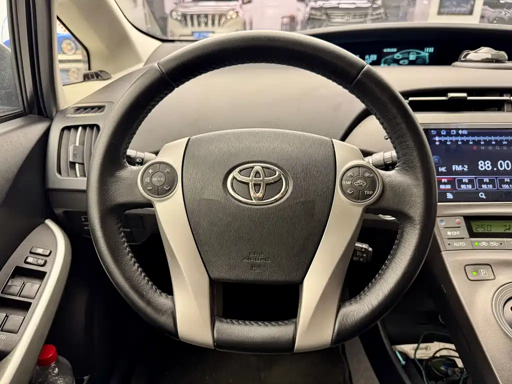 Toyota Prius 2012 — фото 8