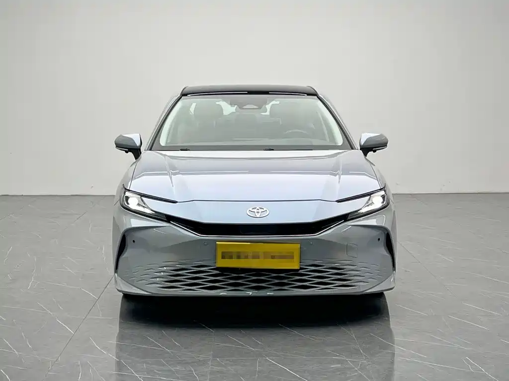 Toyota Camry 2025 — фото 2