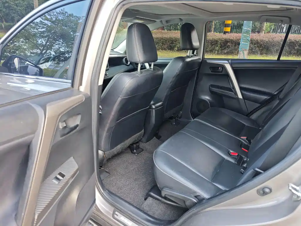 Toyota RAV4 2015 — фото 5