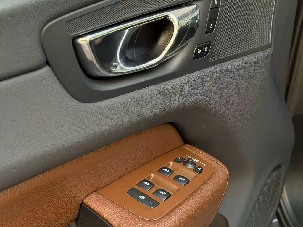 Volvo XC60 2019 — фото 13