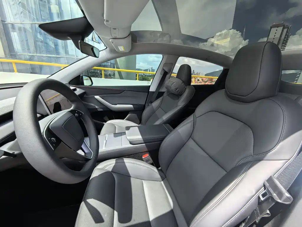 Tesla Model Y 2025