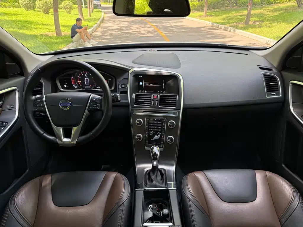 Volvo XC60 2016 — фото 23