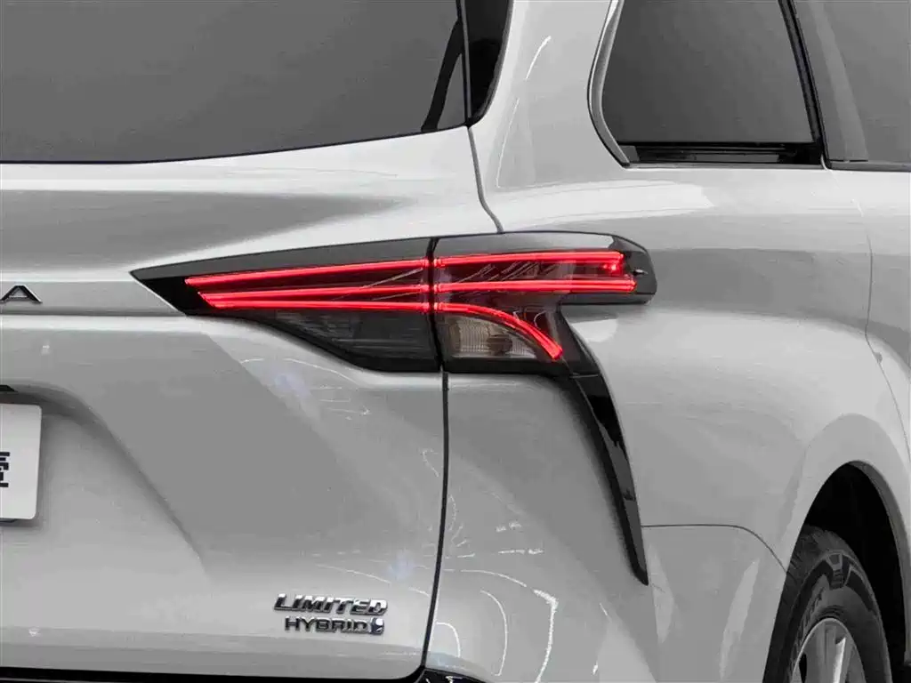 Toyota Sienna 2023 — фото 18