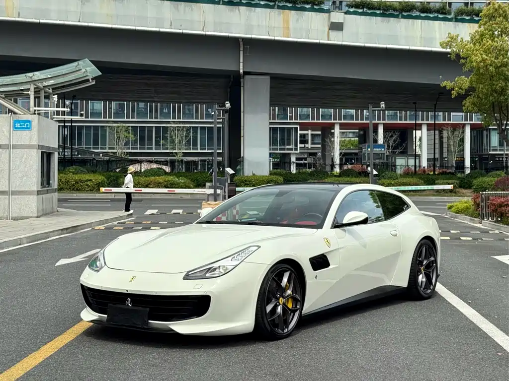 Ferrari GTC4Lusso 2017 — фото 3