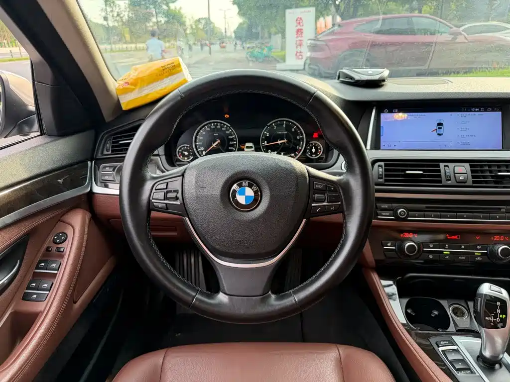 BMW 5 Series 2017 — фото 14