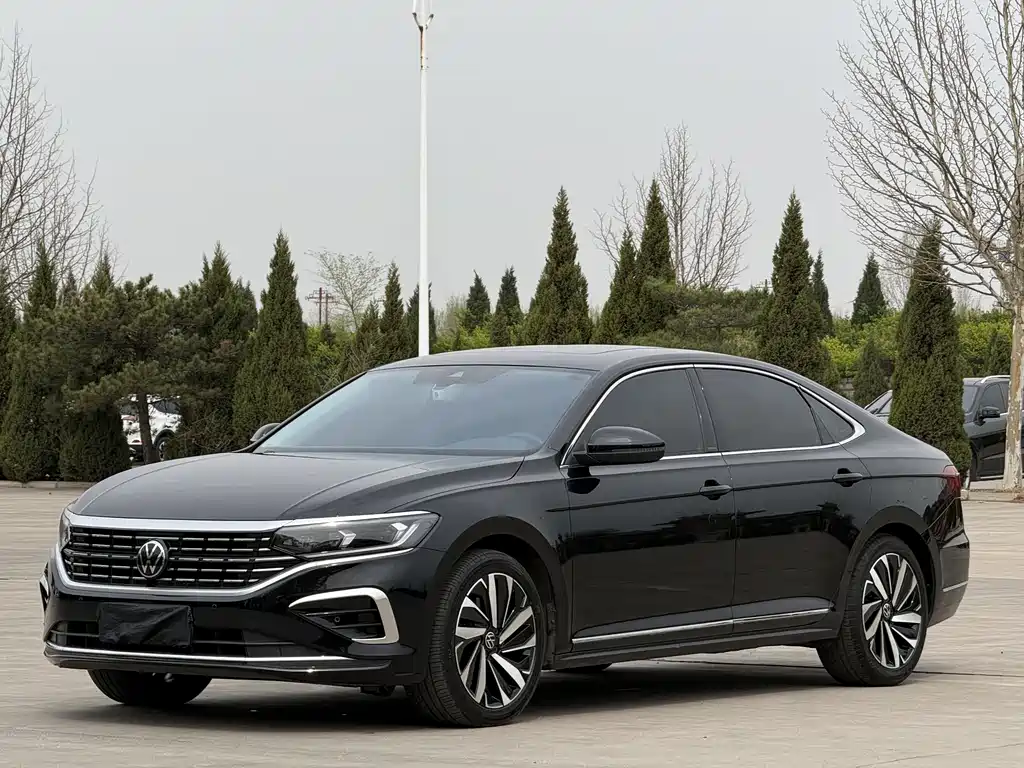 Volkswagen Passat 2023 — фото 1