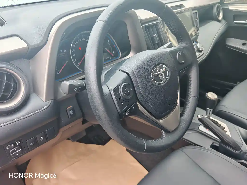 Toyota RAV4 2016 — фото 21