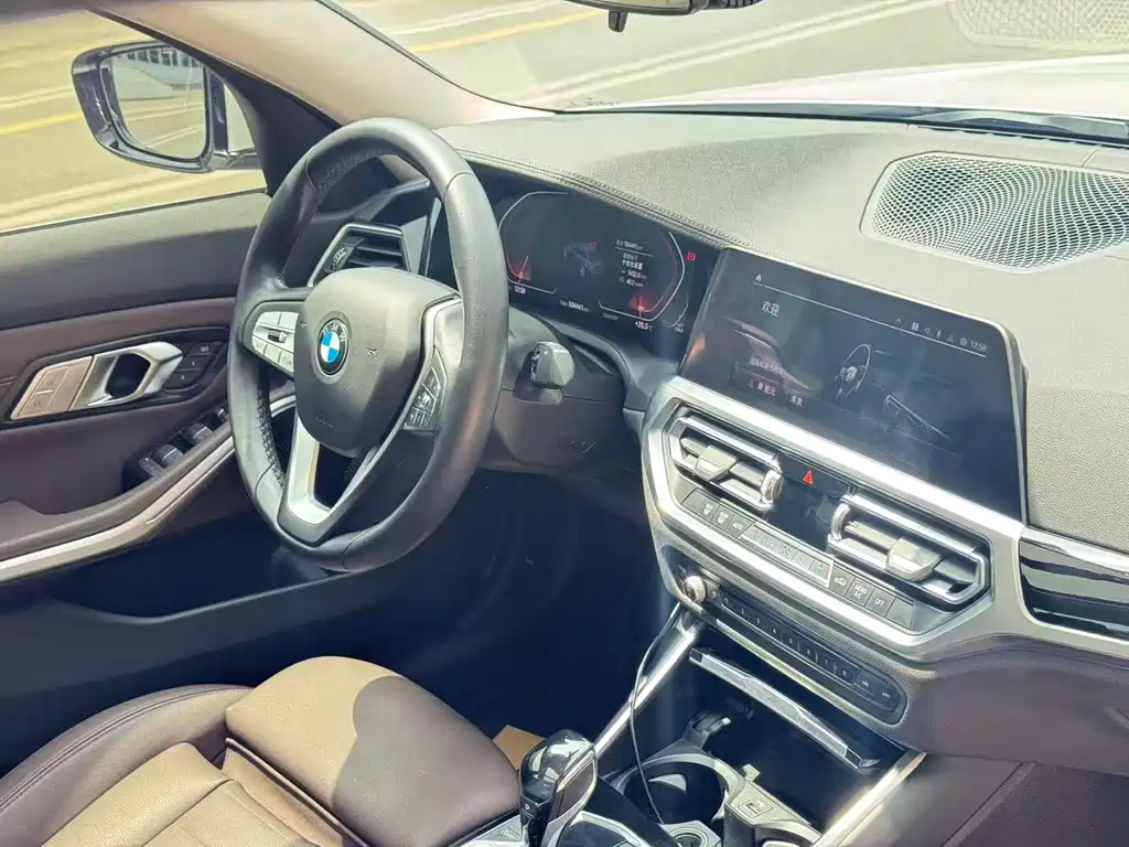 BMW 3 Series 2019 — фото 10