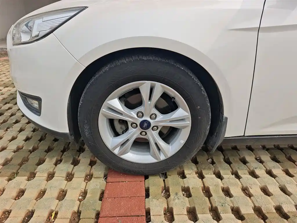 Ford Focus 2018 — фото 23