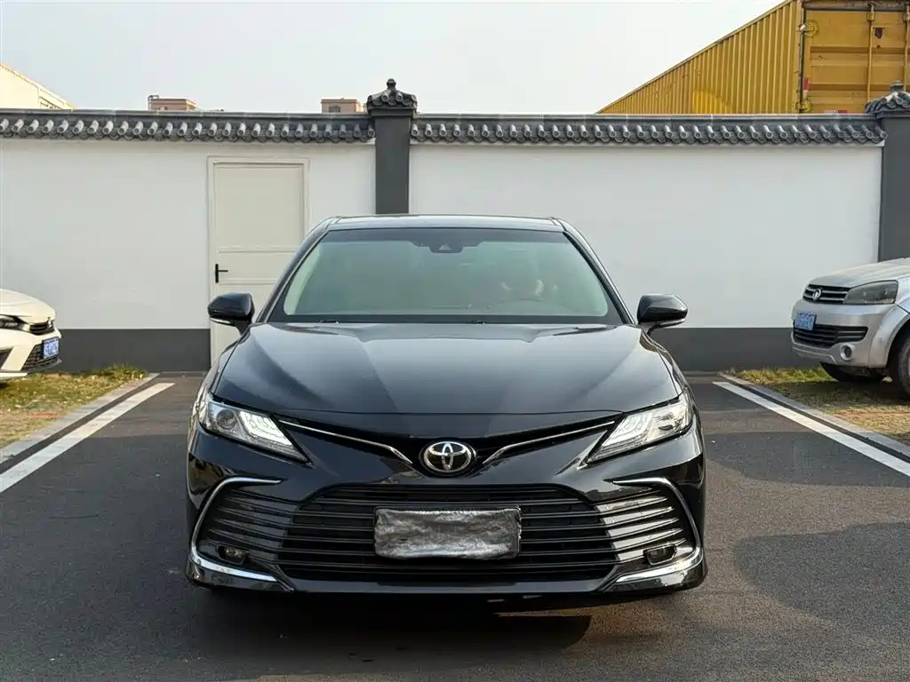 Toyota Camry 2022 — фото 2