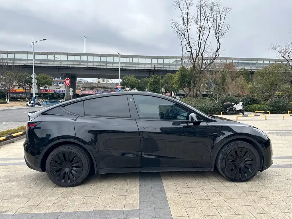 Tesla Model Y 2023 — фото 12