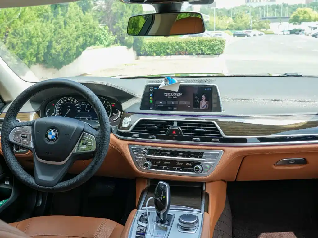 BMW 7 Series 2018 — фото 11