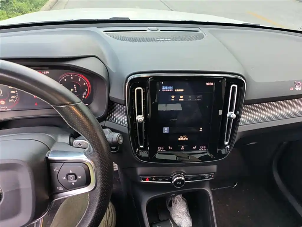 Volvo XC40 2020 — фото 20