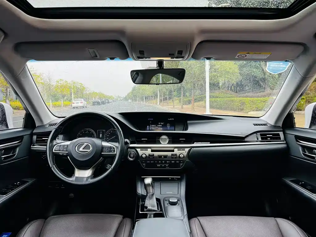 Lexus ES 2018 — фото 9
