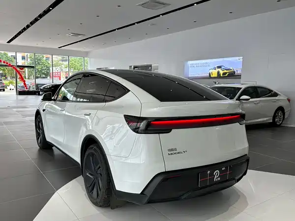 Tesla Model Y 2025