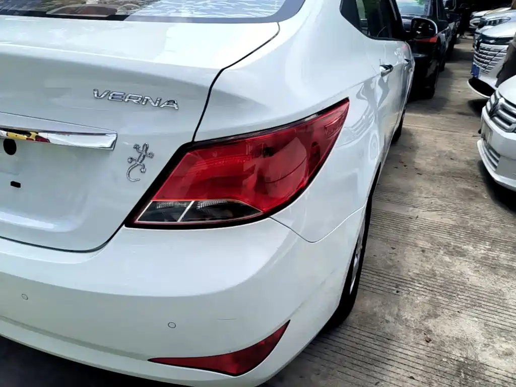 Hyundai Accent 2015 — фото 8