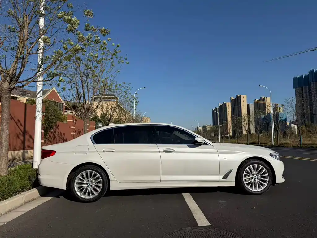 BMW 5 Series 2019 — фото 15