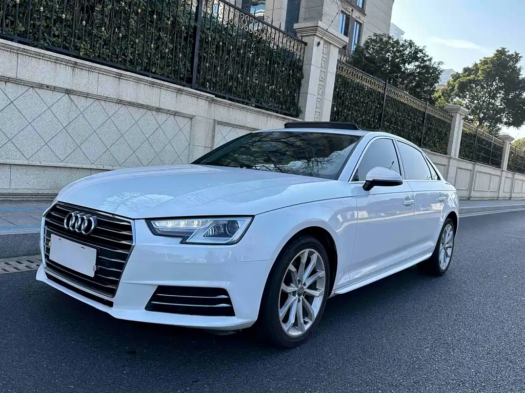 Audi A4L 2018 — фото 1