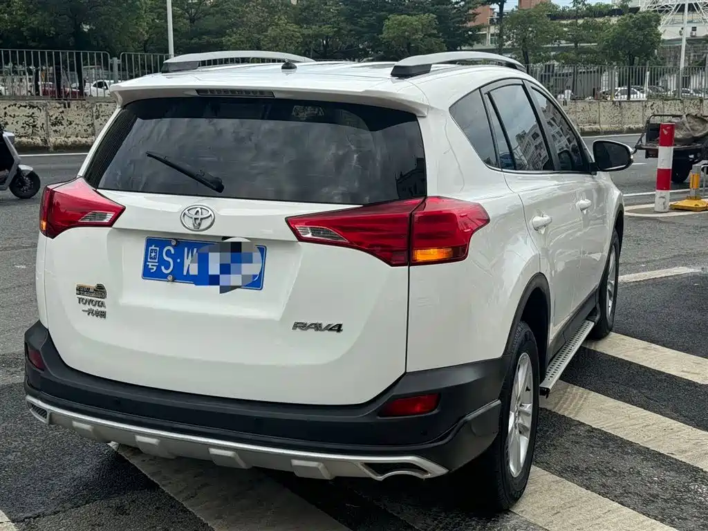 Toyota RAV4 2015 — фото 4