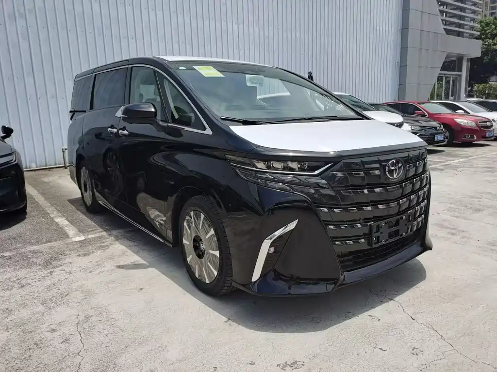 Toyota Alphard — фото 1