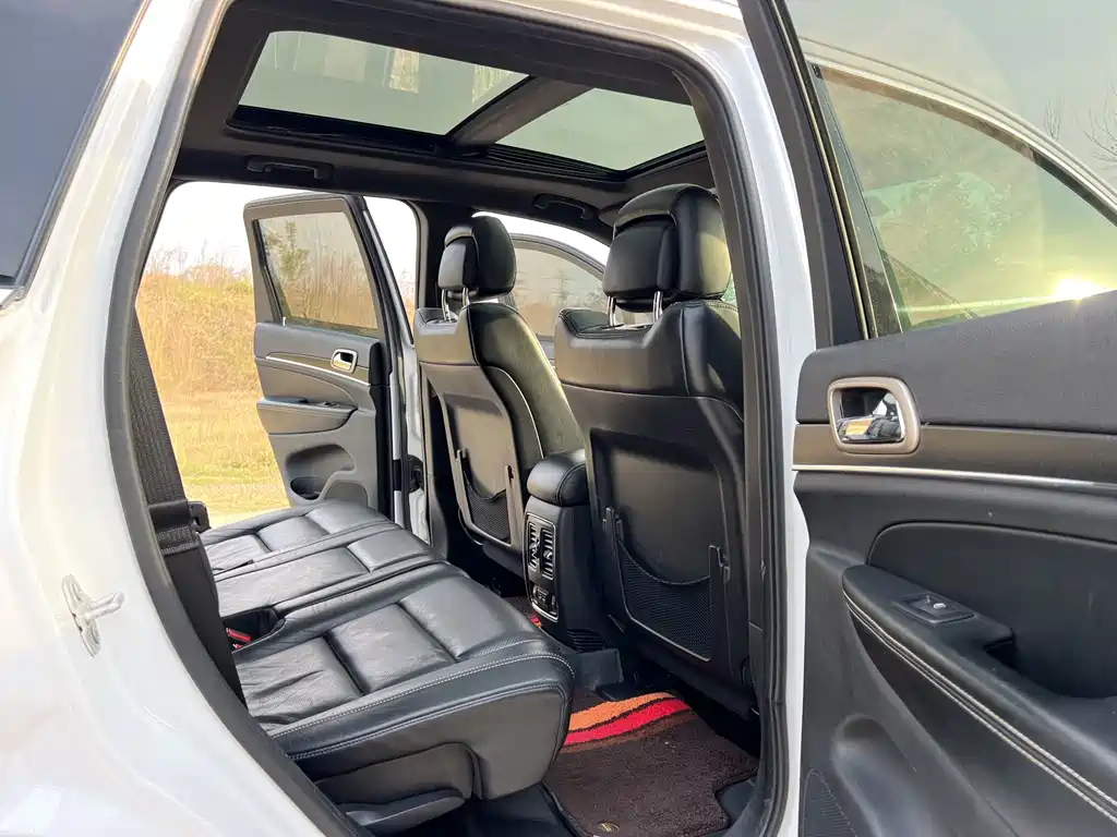 Jeep Grand Cherokee 2017 — фото 18