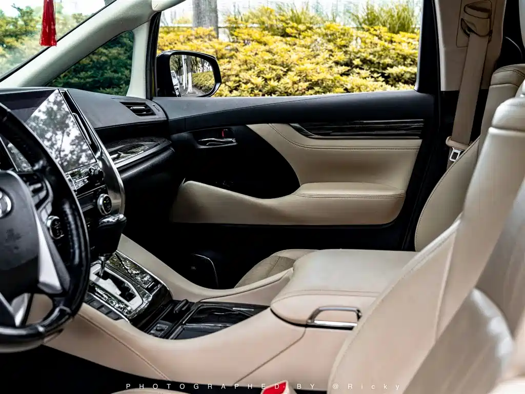 Toyota Alphard 2022 — фото 7