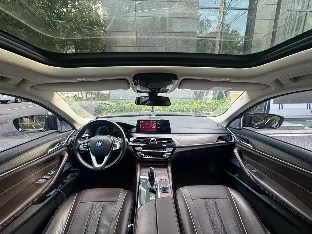 BMW 5 Series 2018 — фото 17