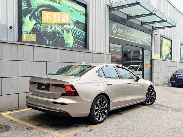 Volvo S60 2025