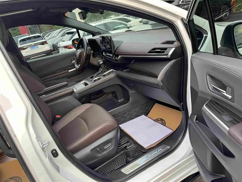 Toyota Sienna 2023 — фото 15