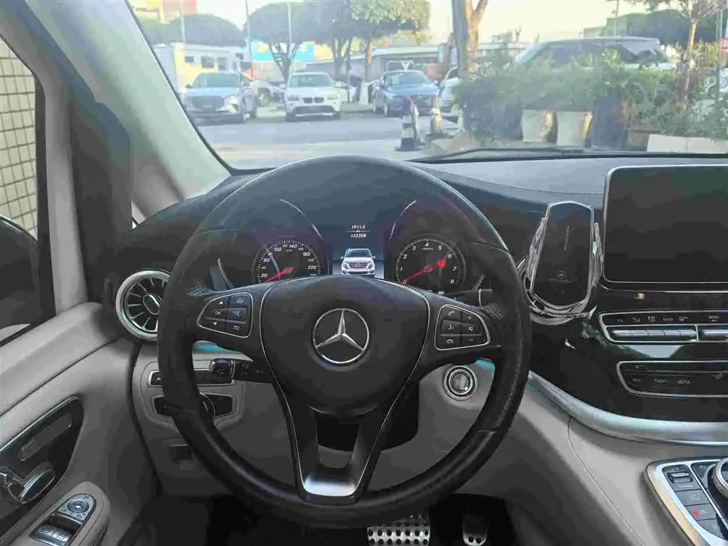 Mercedes-Benz V-Class 2019 — фото 10