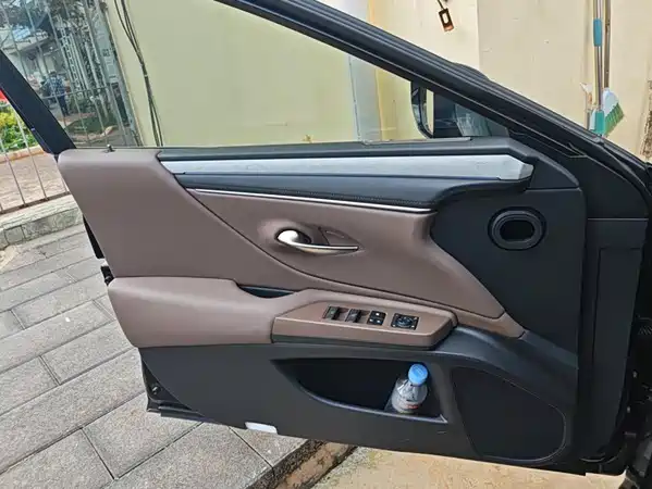Lexus ES 2025