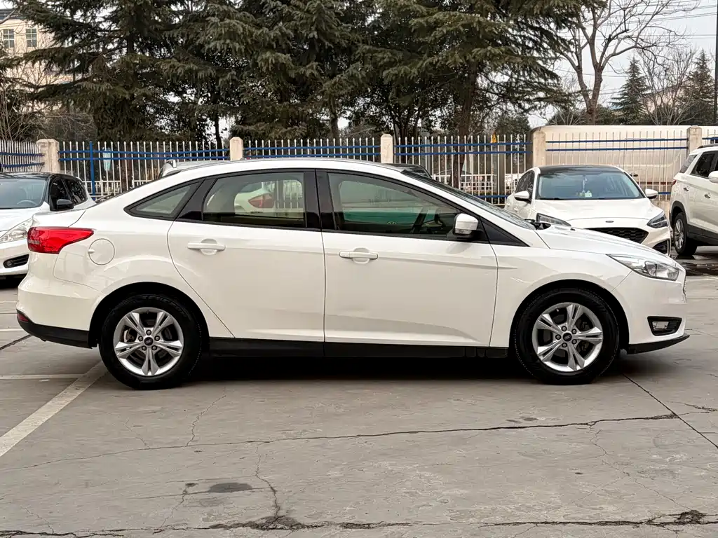Ford Focus 2016 — фото 16