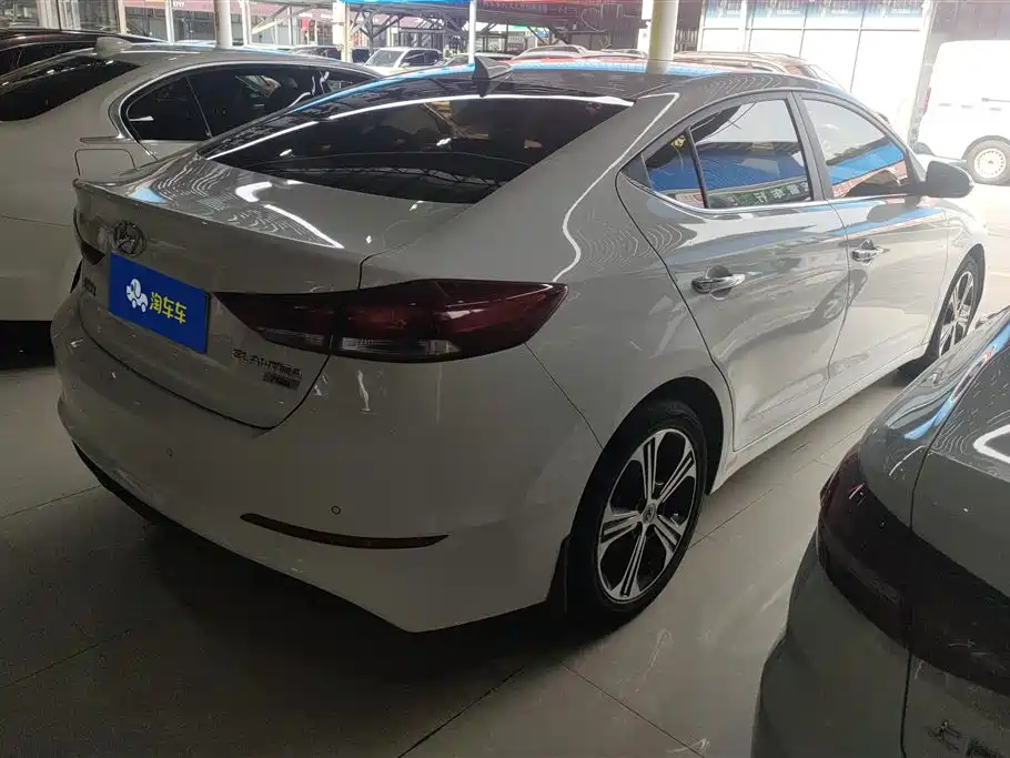 Hyundai Elantra 2019 — фото 3