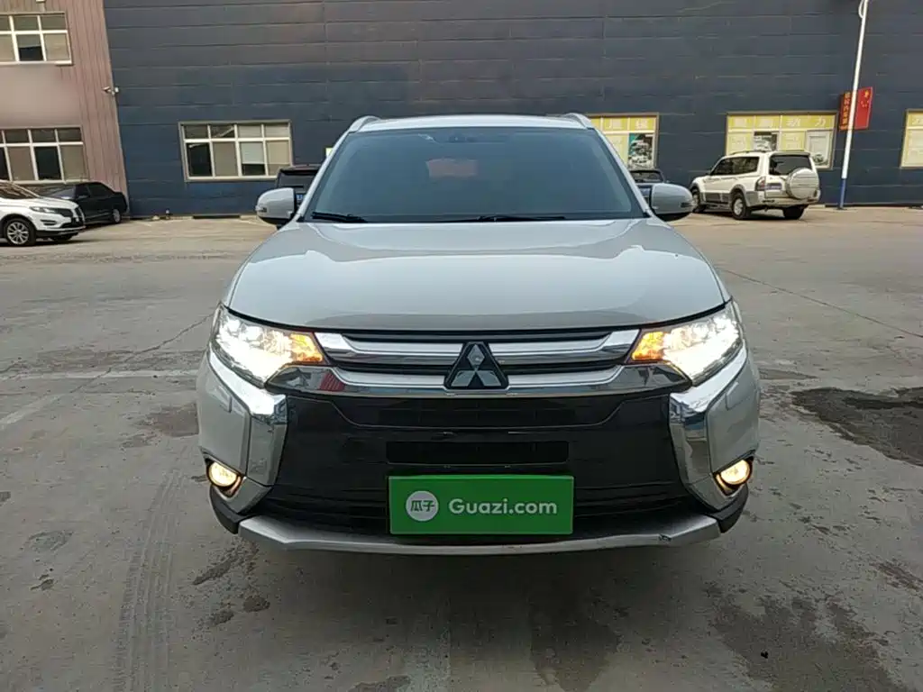 Mitsubishi Outlander 2017 — фото 3