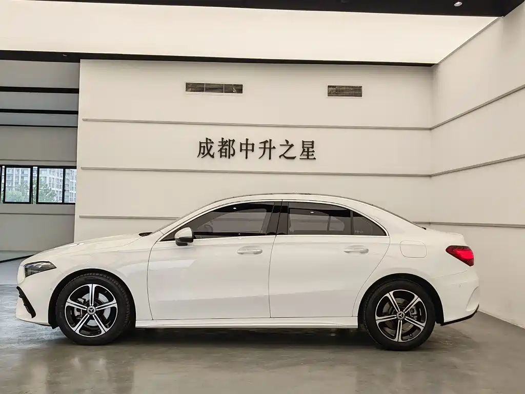 Mercedes-Benz A-Class 2024 — фото 4