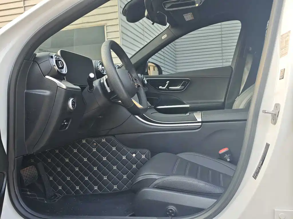 Mercedes-Benz C-Class 2025 — фото 12