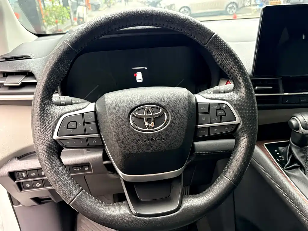 Toyota Granvia 2023 — фото 15