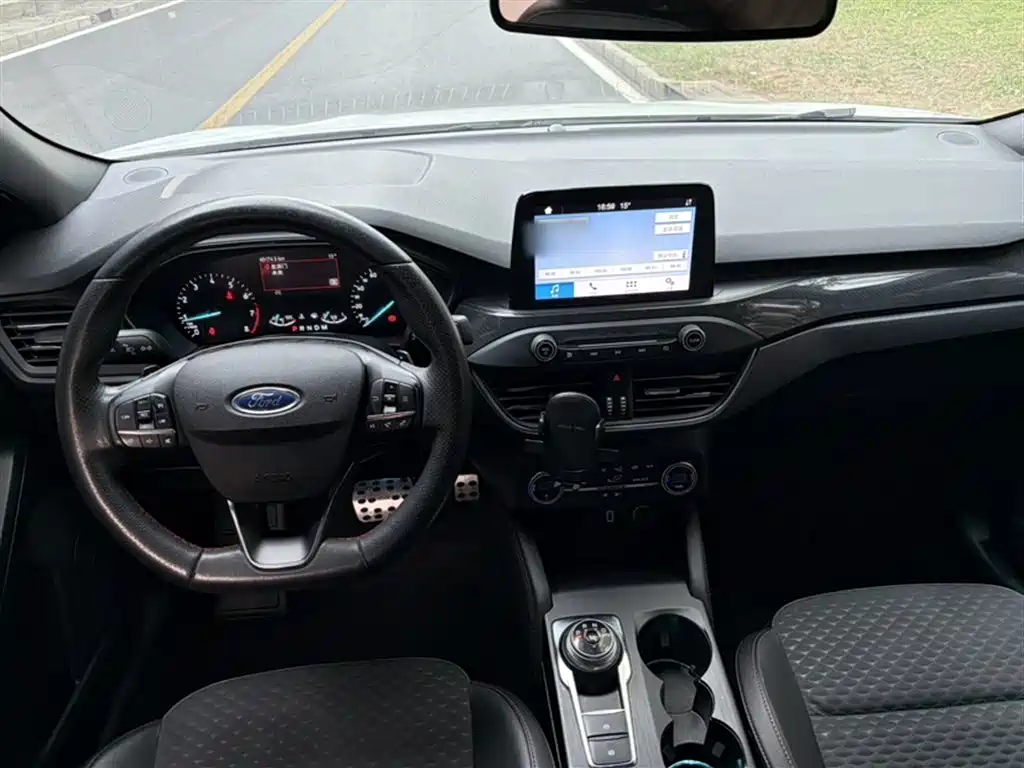 Ford Focus 2021 — фото 19