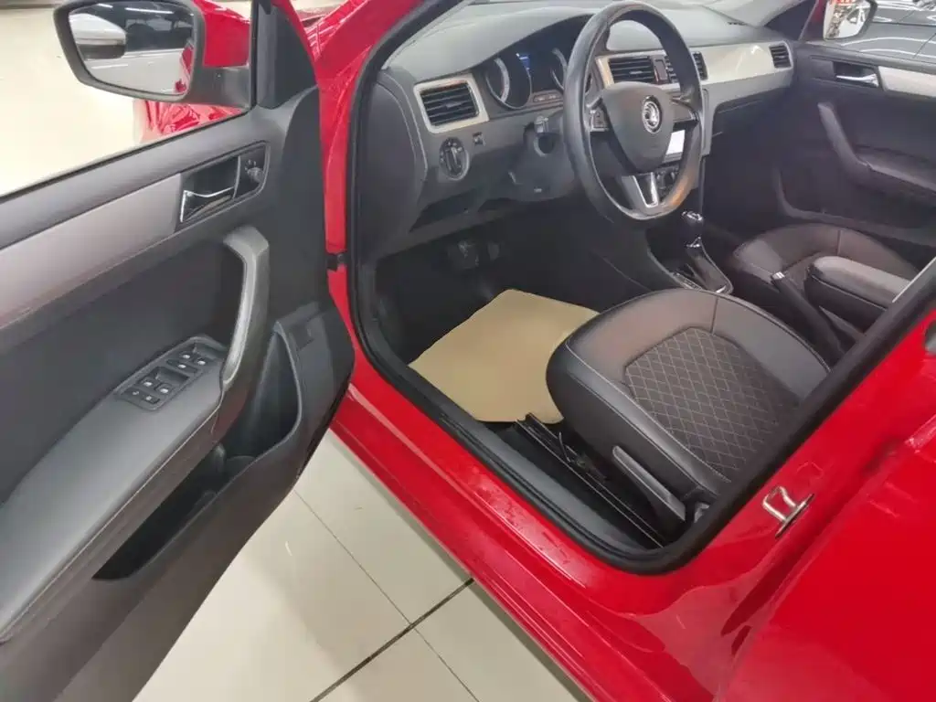 Skoda Rapid Spaceback 2018 — фото 16