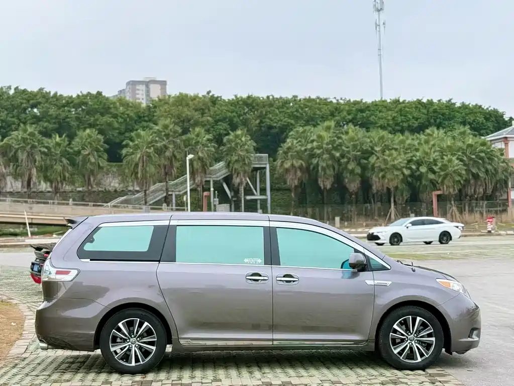 Toyota Sienna 2015 — фото 7