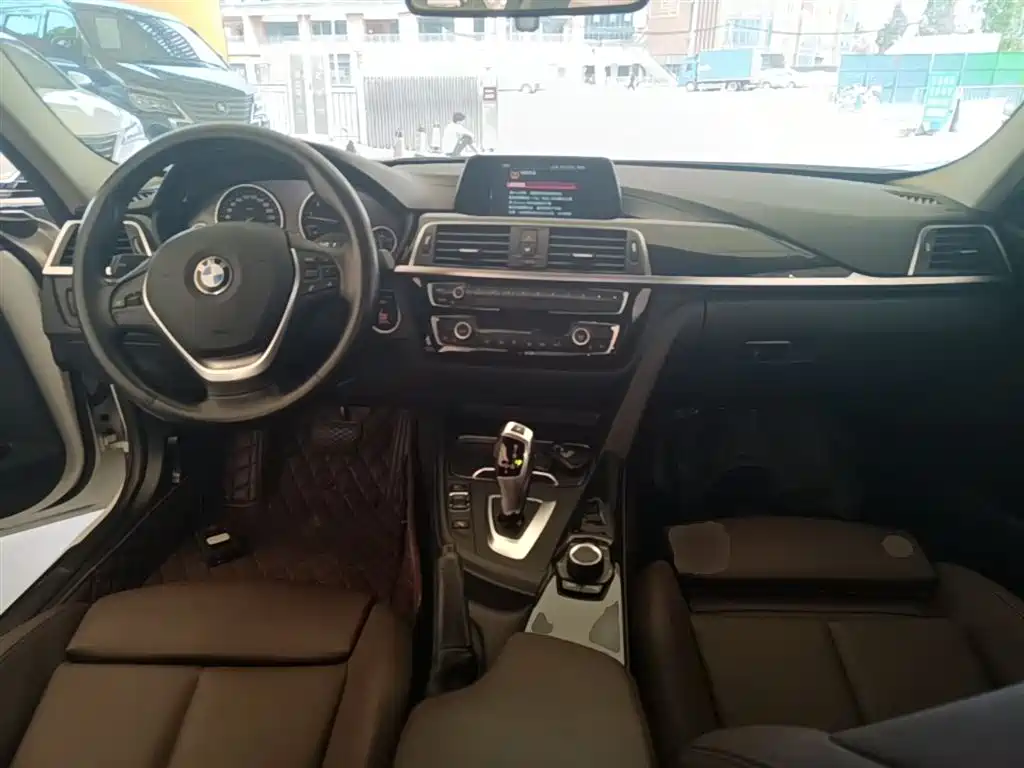 BMW 3 Series 2018 — фото 10