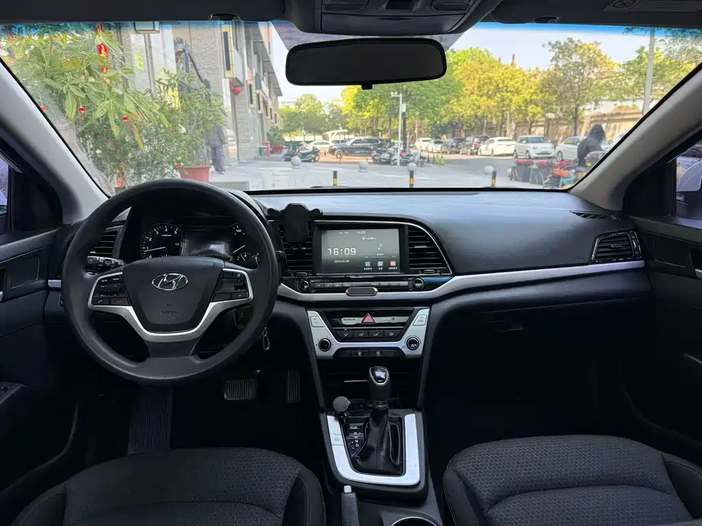 Hyundai Elantra 2018 — фото 6