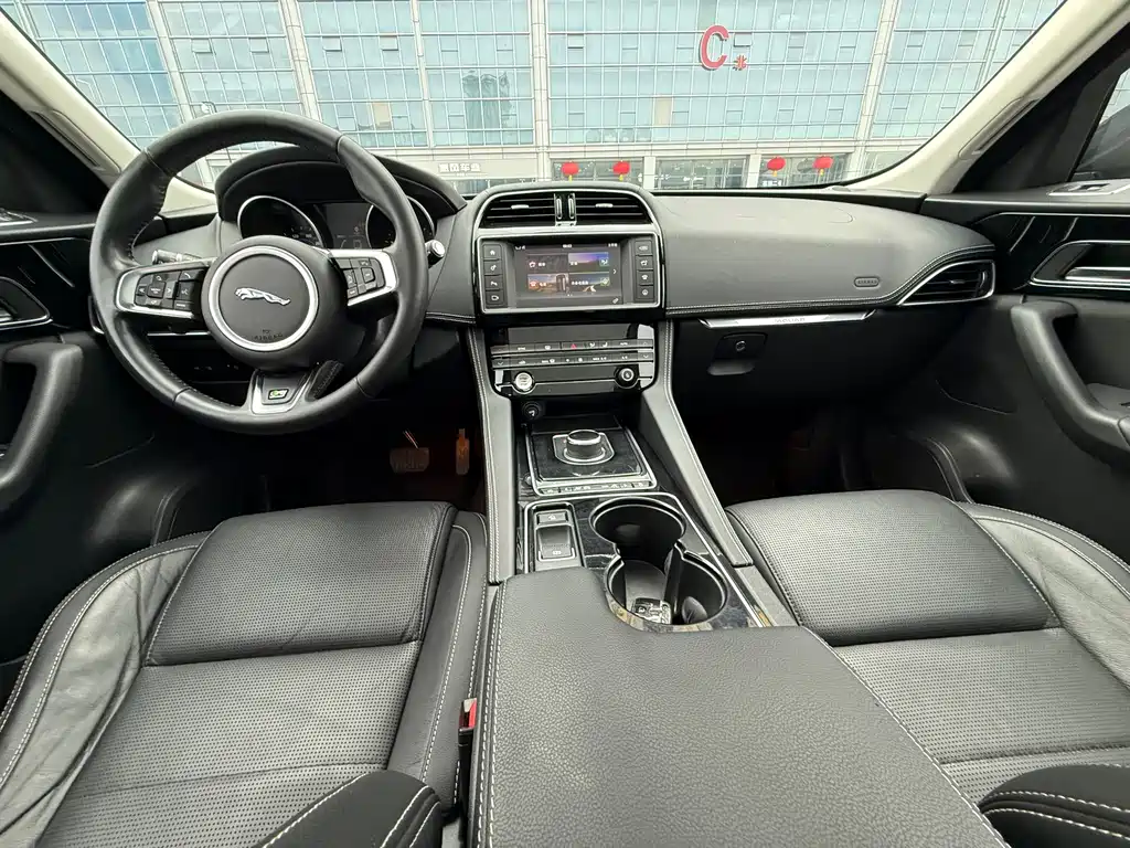 Jaguar F-PACE 2017 — фото 13