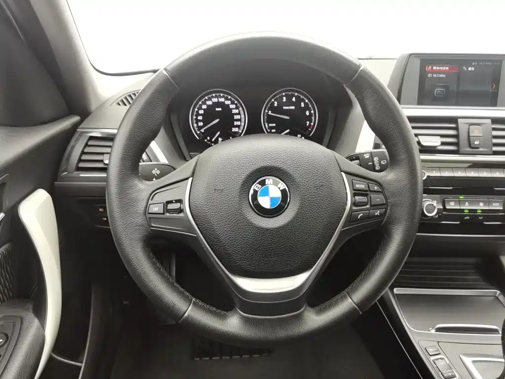 BMW 1 Series 2018 — фото 11