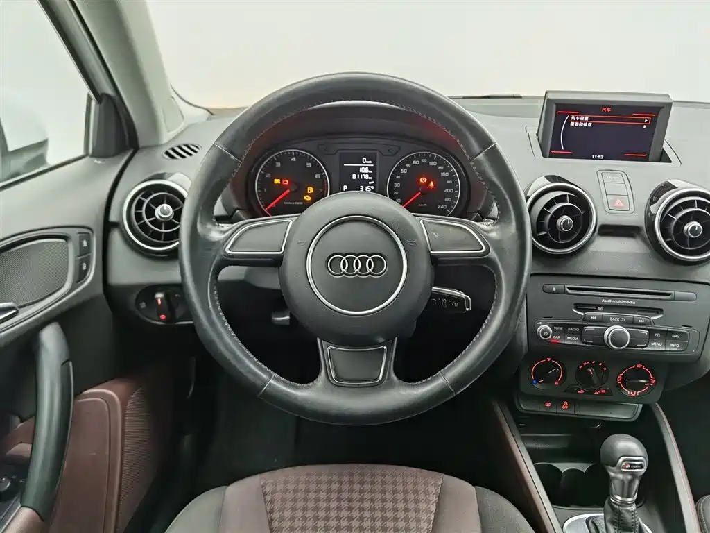 Audi A1 2015 — фото 11