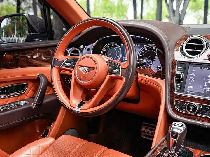 Bentley Bentayga 2017 — фото 12
